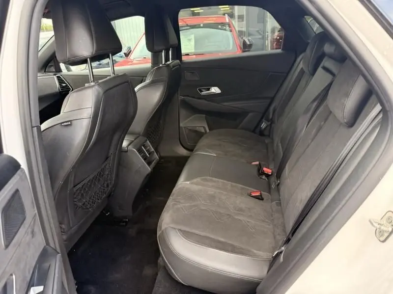 Vue intérieure côté gauche montrant la banquette arrière en cuir noir du DS7 Crossback blanc HDI 130 Performance Line 2019.