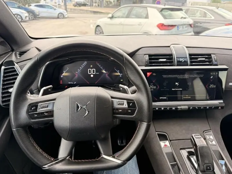 Vue intérieure centrée sur le volant DS et le tableau de bord numérique du DS7 Crossback blanc de 2019.