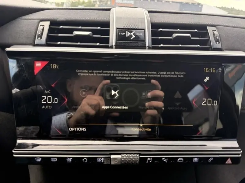 Écran tactile central du tableau de bord du DS7 Crossback 2019, avec commandes de climatisation et connectivité visible.