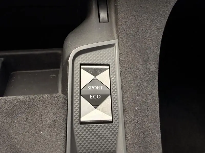 Boutons de sélection des modes Sport et Eco sur la console centrale du DS7 Crossback blanc HDI 130 Performance Line 2019.