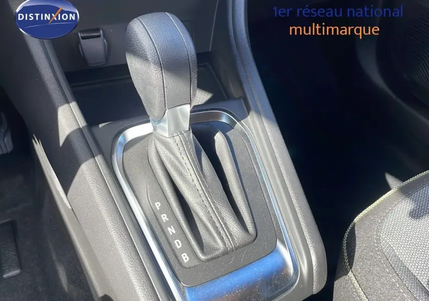 Le levier de vitesses automatique en cuir noir de la Renault Captur 1.6 E-TECH hybride, vue intérieure rapprochée.