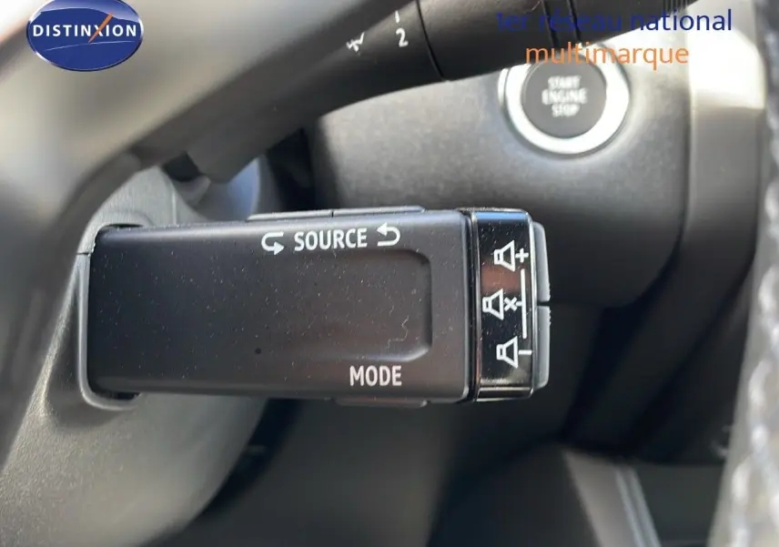 Gros plan sur la commande au volant du Renault Captur 2025, avec bouton source, mode et régulateur de vitesse.
