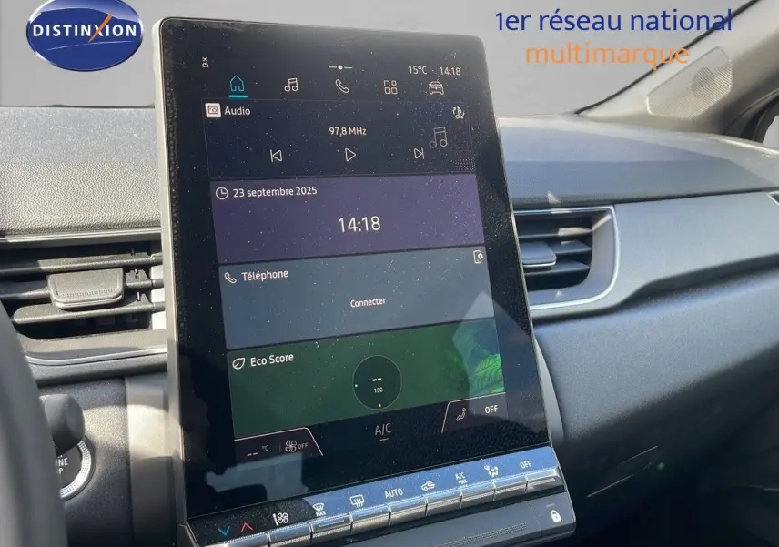 Vue intérieure centrée sur l’écran tactile vertical du tableau de bord du Renault Captur noir étoile métal toit gris 2025.