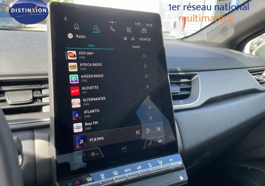 Vue intérieure du tableau de bord du Renault Captur 2025, écran tactile central affichant les stations radio numériques.