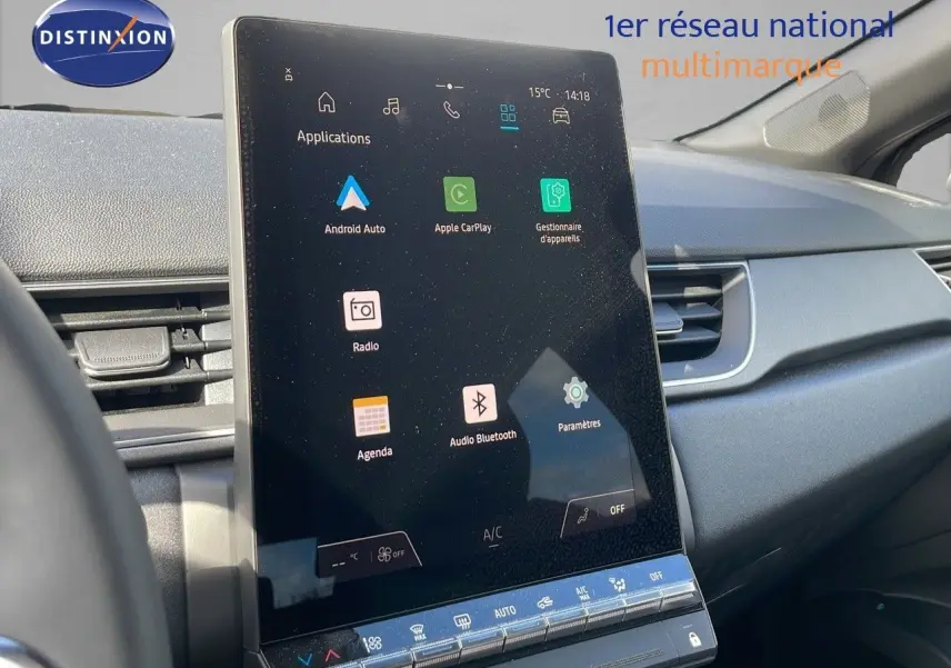 Vue intérieure centrée sur l'écran tactile vertical du tableau de bord du Renault Captur noir étoile métal avec toit gris.