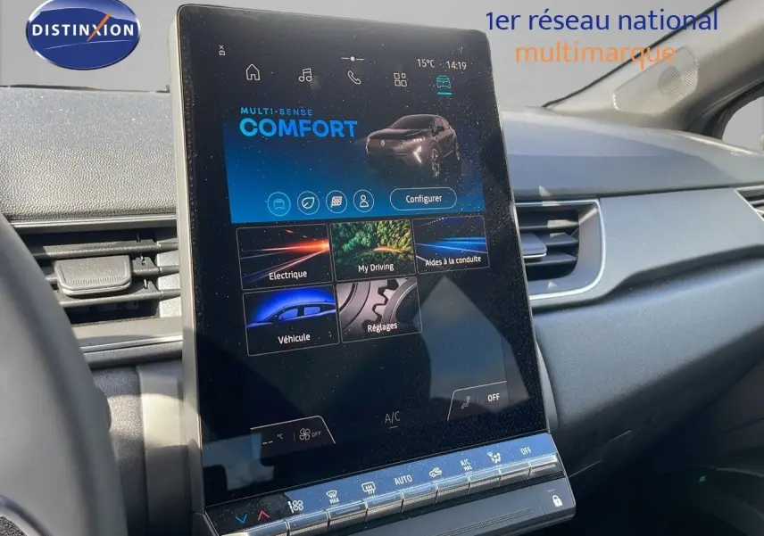 Vue intérieure du tableau de bord du Renault Captur 2025, écran tactile vertical avec interface multifonctions en mode confort.