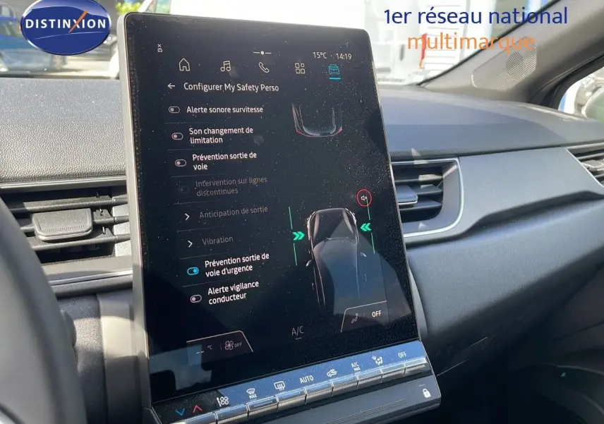 Vue intérieure du tableau de bord du Renault Captur 2025, écran tactile central affichant les options de sécurité.