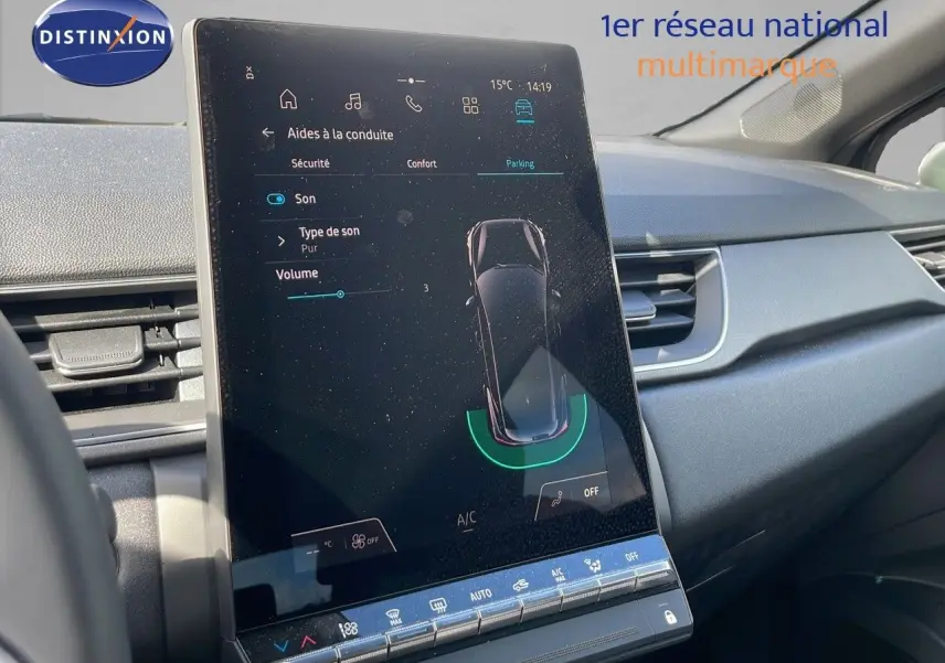 Vue intérieure du tableau de bord du Renault Captur 2025 hybride, écran tactile central affichant les aides à la conduite.