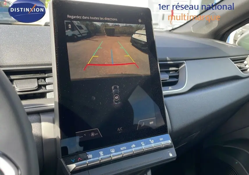 Vue intérieure du tableau de bord du Renault Captur 2025, écran tactile affichant la caméra de recul, ambiance grise et noire.
