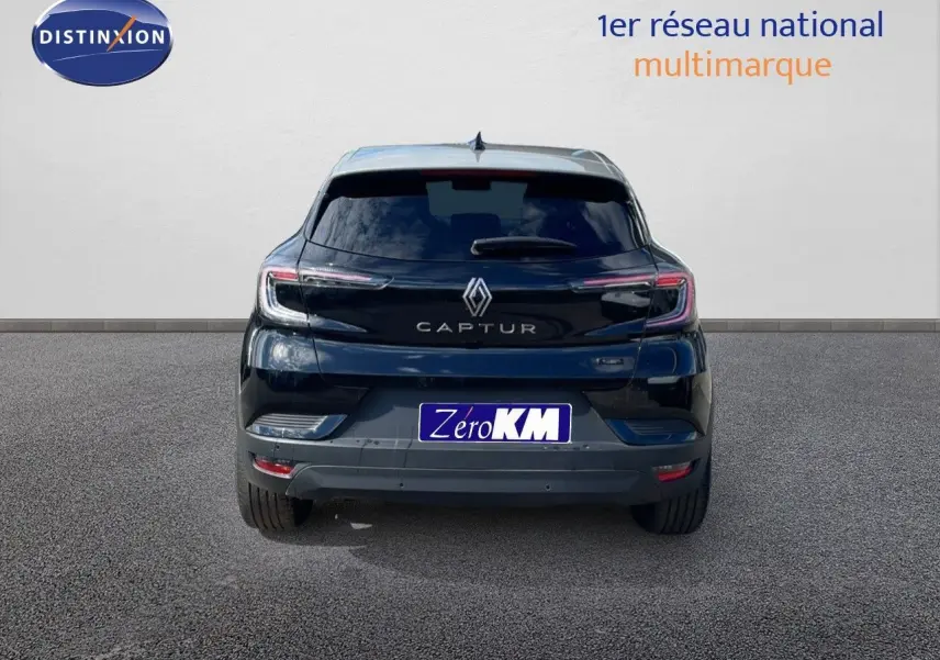 Vue arrière d’un Renault Captur noir étoile métal avec toit gris, affichant ses feux LED et logo distinctif.