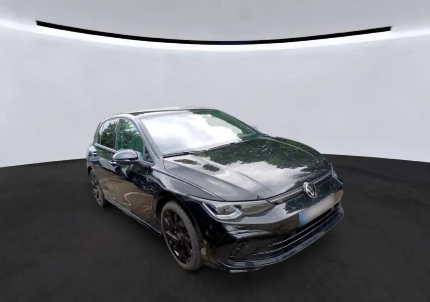 Volkswagen Golf 8 R-Line noire vue en 3/4 avant avec jantes noires et calandre spécifique R-Line.