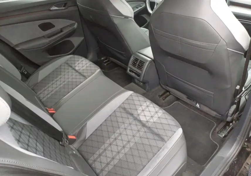 Vue intérieure côté droit des sièges arrière en tissu gris et noir de la Volkswagen Golf 8 R-Line 2024.