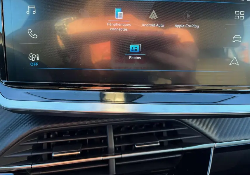 Écran tactile central avec interface Android Auto et Apple CarPlay sur le tableau de bord d'une Peugeot 2008 2024.