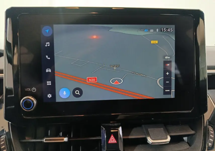 Écran tactile central affichant la navigation 3D dans l'habitacle de la Toyota Corolla hybride blanche.