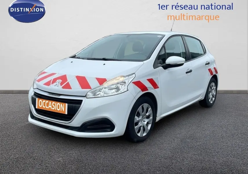 Peugeot 208 Société blanc banquise vue 3/4 avant droit avec bandes rouges diagonales sur capot et ailes.