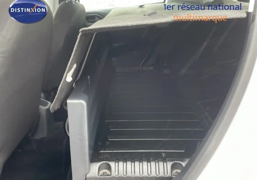 Vue intérieure côté droit du coffre ouvert d'une Peugeot 208 Société blanche, montrant l'espace de chargement vide.