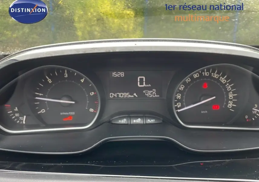 Vue rapprochée du tableau de bord de la Peugeot 208 Société blanc banquise, affichant le compteur et l’odomètre numérique.