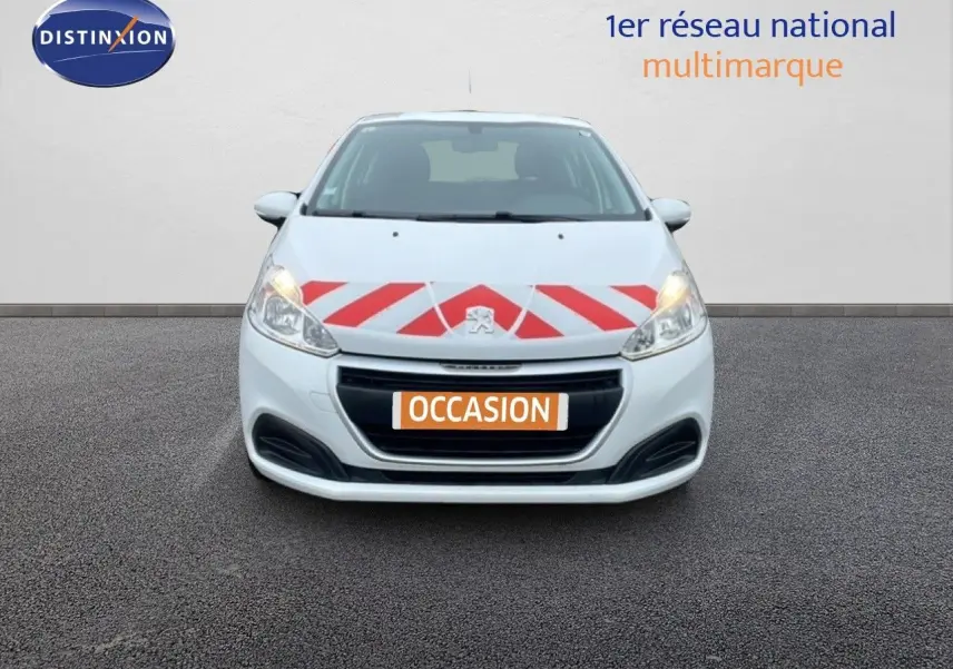Vue avant d'une Peugeot 208 Société blanche avec marquage rouge diagonal sur le capot et plaque "OCCASION".