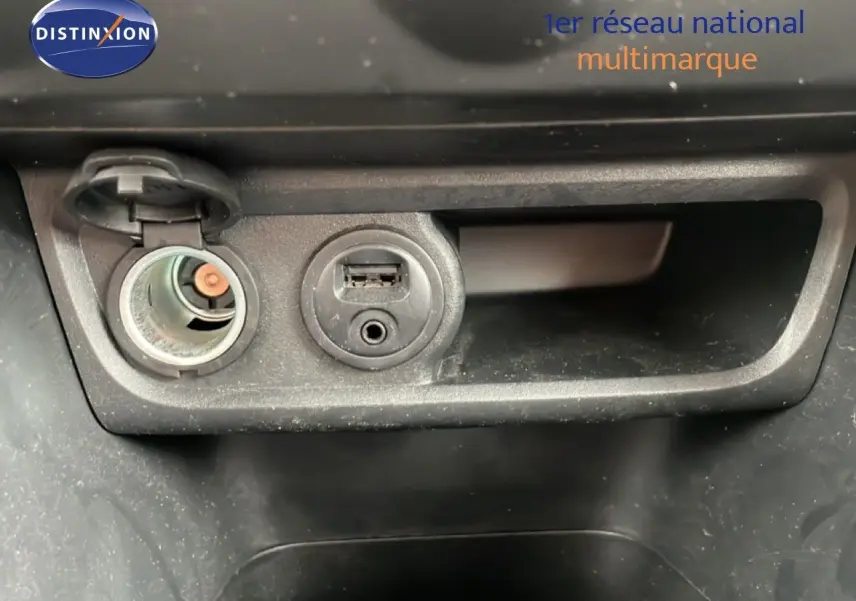 Détail de la console centrale avec prise allume-cigare et port USB sur Peugeot 208 Société blanc banquise.