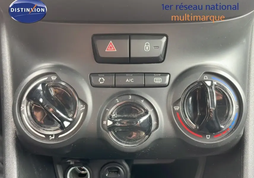 Vue rapprochée des commandes de climatisation et ventilation d’une Peugeot 208 Société blanche, version 2018.