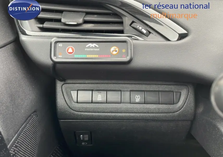 Vue rapprochée du tableau de bord noir de la Peugeot 208 Société 2018, montrant les boutons de commande et une alerte Masternaut.