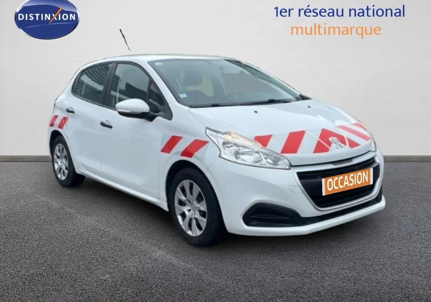 Vue 3/4 avant droit d'une Peugeot 208 Société blanche banquise avec bandes rouges diagonales sur capot et ailes.