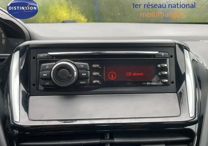 Gros plan sur la console centrale noire de la Peugeot 208 Société 2018, affichant un écran radio avec message "CD absent".