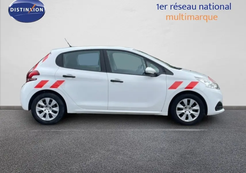 Profil côté gauche d'une Peugeot 208 Société blanche avec bandes rouges diagonales sur ailes avant et arrière.