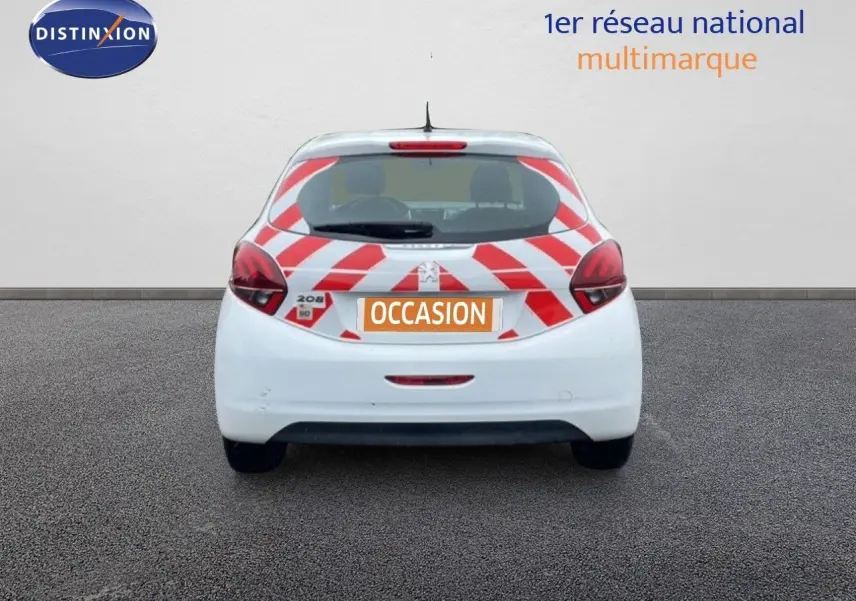 Vue arrière d'une Peugeot 208 Société blanche banquise avec marquages rouges et blancs, immatriculation "OCCASION" visible.