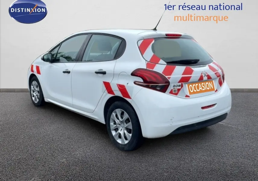 Vue 3/4 arrière droite d'une Peugeot 208 Société blanche avec bandes rouges diagonales et plaque "OCCASION" sur hayon.