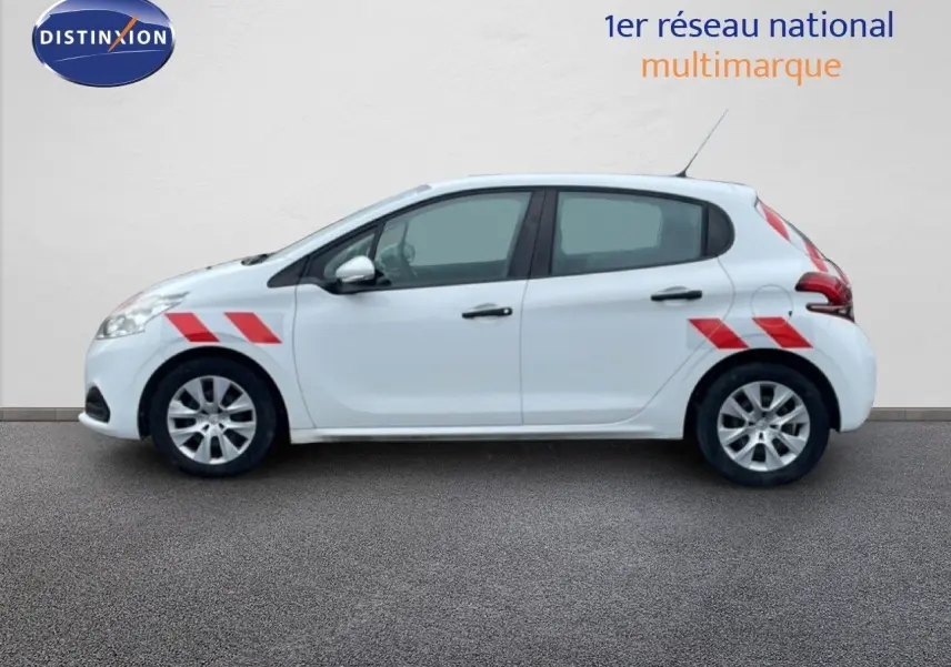 Vue de profil côté gauche d'une Peugeot 208 Société blanche avec bandes rouges diagonales sur ailes avant et arrière.