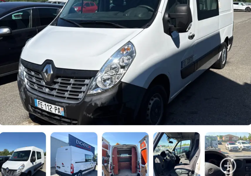 Renault Master blanc vu en 3/4 avant droit, avec calandre noire et pare-chocs avant partiellement noir.