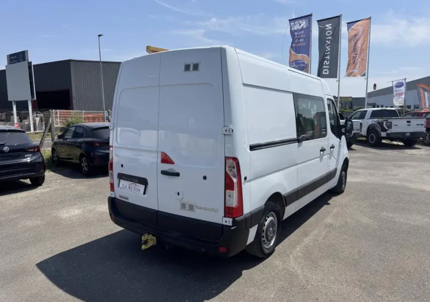 Vue 3/4 arrière droite d’un Renault Master blanc 2019, utilitaire avec hayon et attelage visible.