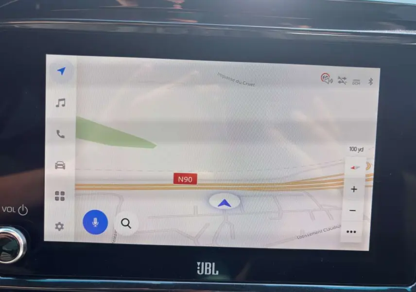 Écran multimédia 8 pouces avec navigation GPS affichée, intégré dans le tableau de bord du Toyota Hilux gris atlas.