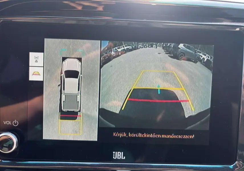 Écran multimédia montrant la caméra 360° et vue arrière avec lignes de guidage du Toyota Hilux gris atlas.