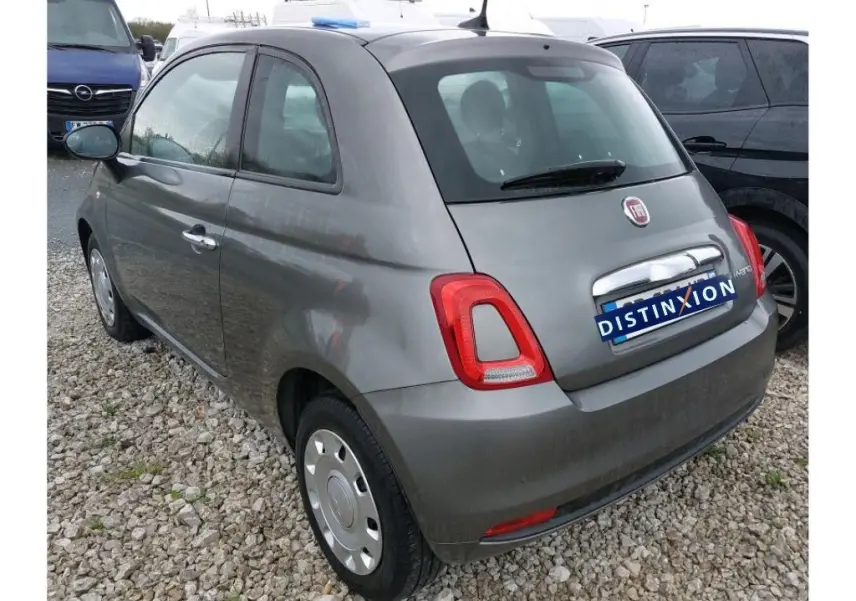 Vue 3/4 arrière droite d'une Fiat 500 gris Electroclash 2023 avec feux arrière distinctifs et jantes acier.