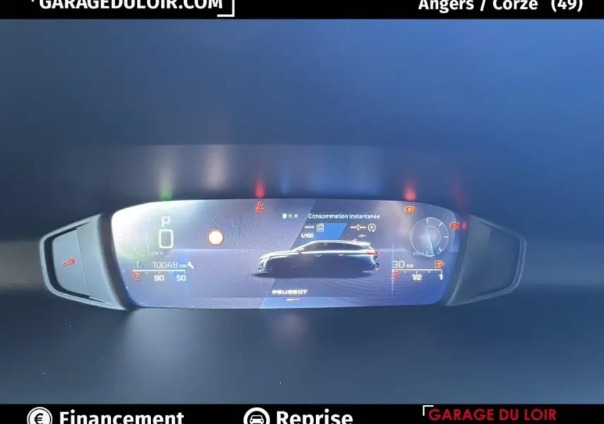 Affichage numérique du tableau de bord Peugeot 308 gris clair, montrant la consommation instantanée et l'état du véhicule.