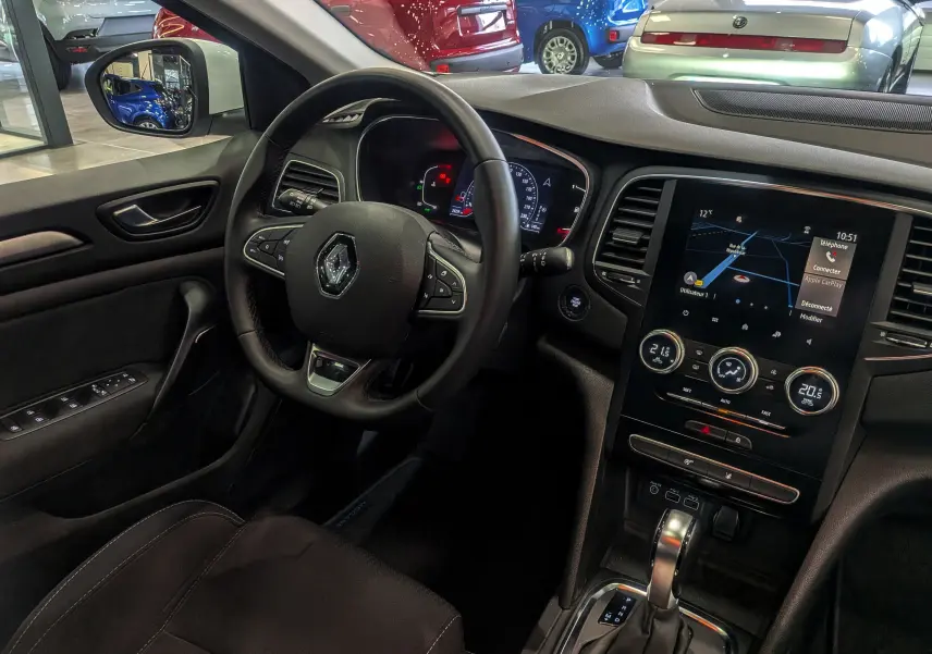 Vue intérieure côté conducteur de la Renault Mégane IV Berline 2021 avec tableau de bord numérique et écran tactile central.