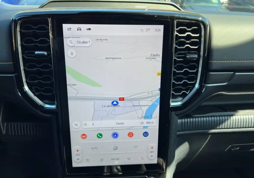 Vue rapprochée de la console centrale du Ford Ranger 2025 avec écran tactile GPS et aérateurs noirs.