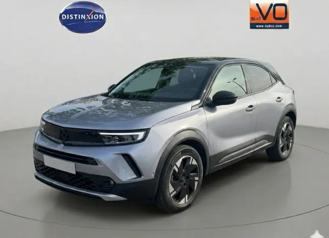 Opel Mokka électrique gris en 3/4 avant droit, avec jantes alliage 17 pouces et vitres surteintées.