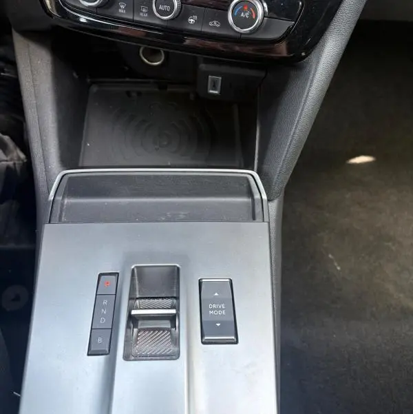 Vue rapprochée de la console centrale grise de l’Opel Mokka électrique 2025 avec commandes de boîte auto et climatisation.