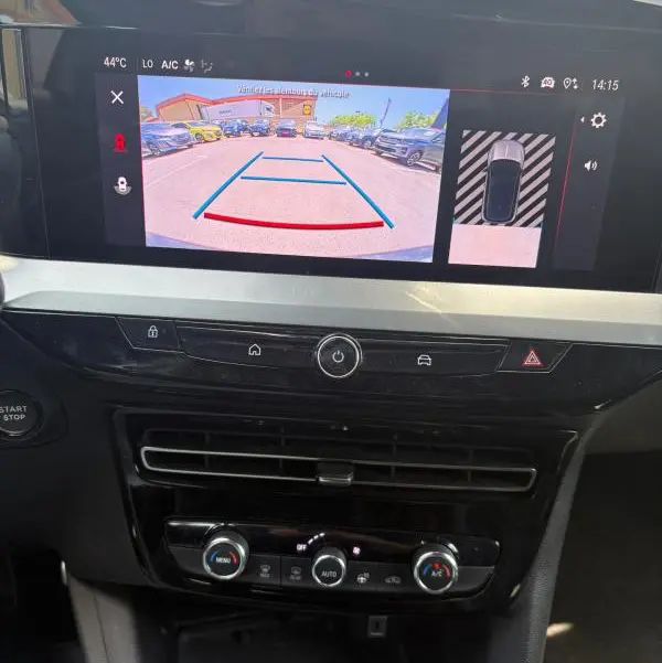 Vue intérieure du tableau de bord de l'Opel Mokka électrique 2025, écran tactile affichant la caméra de recul.