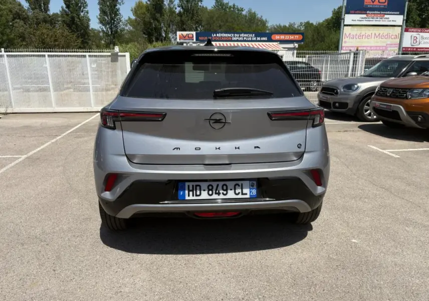 Vue arrière d’un Opel Mokka électrique gris 2025 avec vitres surteintées et jantes alliage 17 pouces.