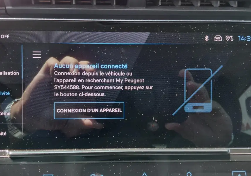 Écran tactile du cockpit numérique de la Peugeot 308 SW Hybrid 145 gris, affichant la connexion Bluetooth inactive.