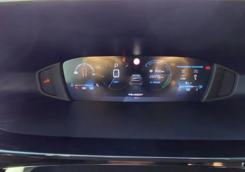 Affichage numérique du cockpit de la Peugeot 308 SW Hybrid 145 e-DCS6 Allure, tableau de bord moderne et lumineux.