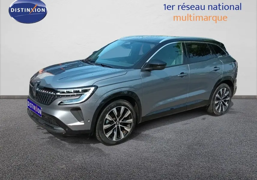 Renault Austral gris schiste métal en 3/4 avant droit, SUV hybride essence avec jantes alliage bicolores.
