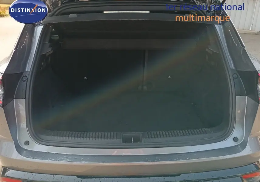 Coffre ouvert vue arrière d’un Renault Austral gris schiste métal, montrant l’espace de chargement vide.