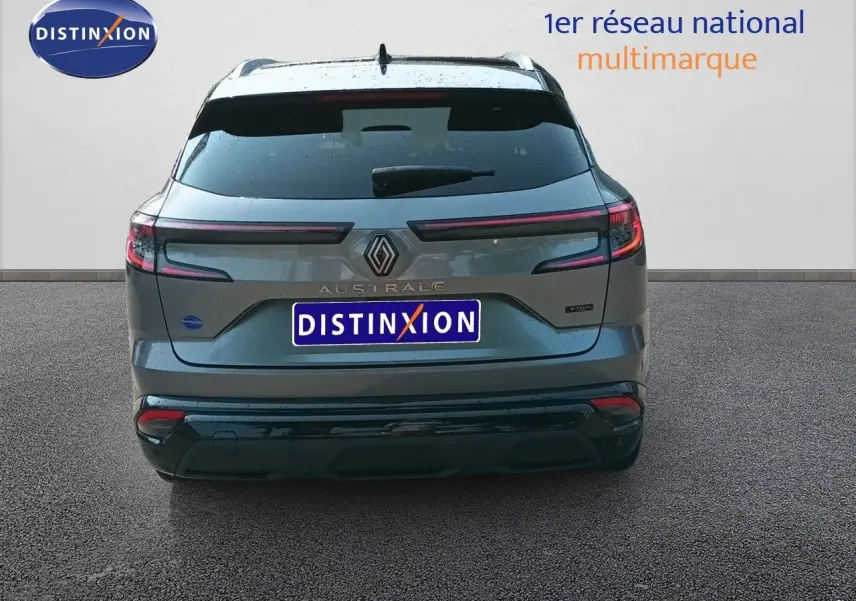 Vue arrière d'un Renault Austral gris schiste métal 2025 avec feux LED et logo distinctif au centre du hayon.