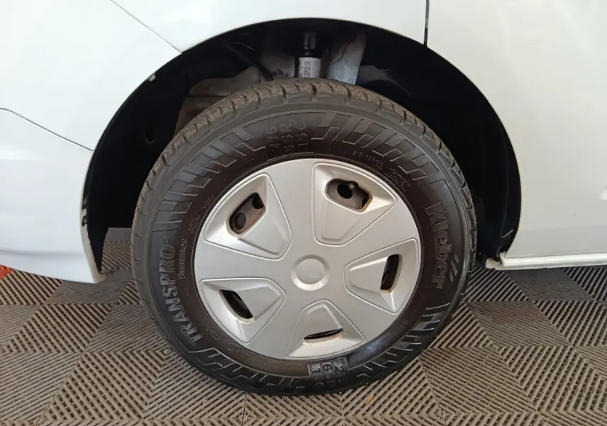 Gros plan sur la roue avant droite d’un Ford Transit Custom blanc avec enjoliveur gris et pneu Kleber.