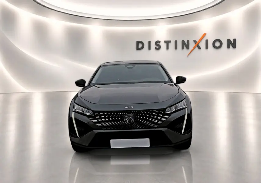 Vue frontale d'une Peugeot 408 gris sélénite avec calandre distinctive et feux LED en studio lumineux.
